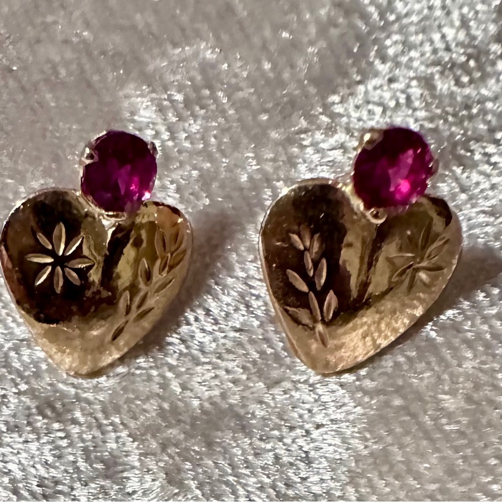 Vintage 18k solid gold earrings with Genuine Ruby & etched detailing - Picture 4 of 16